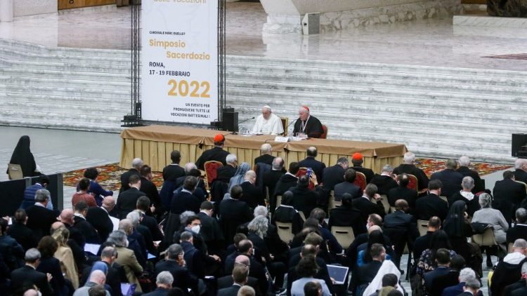O Simpósio 2022 sobre o sacerdócio realizado na Sala Paulo VI (ANSA)